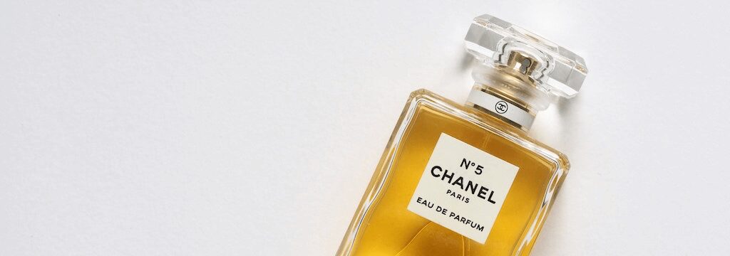 Packaging parfum : 10 exemples au cœur des dernières tendances graphiques
